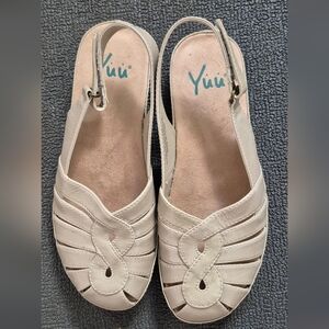 Yuu Cream Classic Sandals with Soft Strap